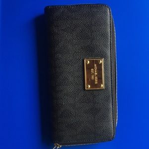 Michael Kors Zipper Wallet